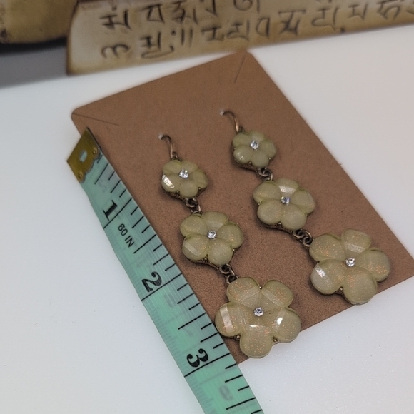 Vintage-inspired Floral Earrings with Cream Petals and Crystal Embellishments - Picture 4 of 4